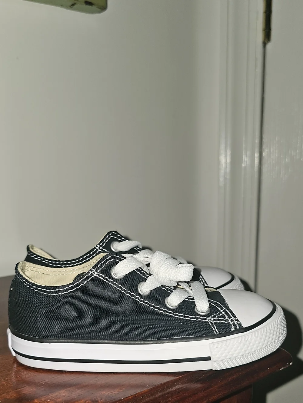 Size 8 Converse Kids Black and White Canvas Low-Top Sneakers *NEW* Never Worn